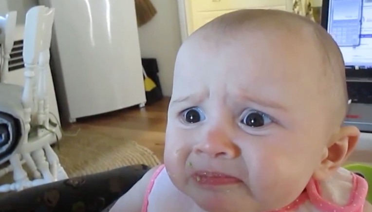 Dieses Baby ist eindeutig kein Fan von Avocados