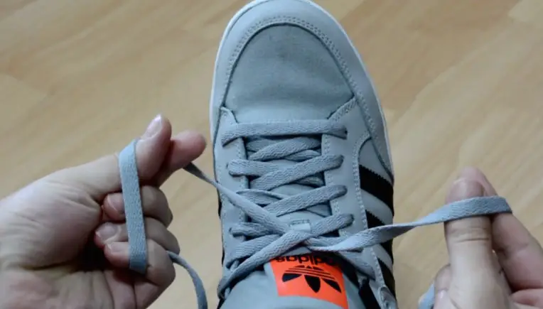 Life Hack: Schuhe in nur 2 Sekunden binden