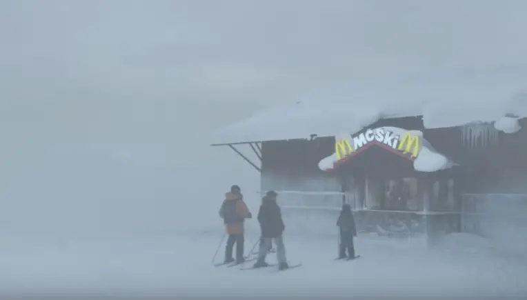 McSki: Weltweit erster McDonald's-Drive-In auf der Skipiste
